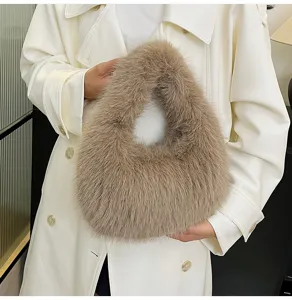 Vista dettagliata della borsa a mano in pelliccia sintetica kaki, morbida texture peluche.