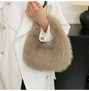 Borsa hobo in morbido peluche dettaglio, autunno inverno borsa soffice pelliccia primo piano chic.