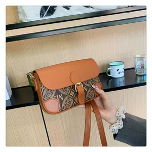 Stylish retro monogram shoulder bag for women, versatile crossbody design with chic lock clasp.
