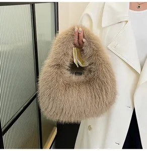 Primo piano dettagliato di una elegante borsa soffice in pelliccia sintetica per autunno inverno.