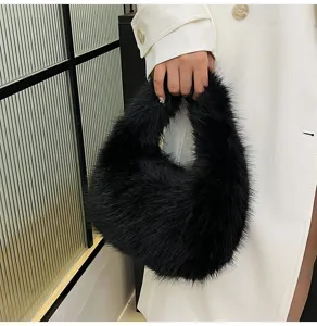 Borsa a mano soffice in peluche nera dettaglio texture morbida per inverno stile molto elegante.