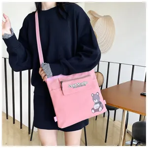 Rosa Segeltuch Umhängetasche für Damen, große College Schultertasche mit niedlichem Bärenmotiv.
