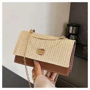 Gros plan sur la texture en paille tressée et cuir PU, avec une élégante chaîne en métal.
