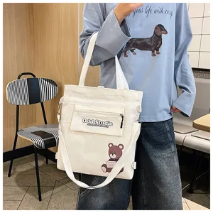 Detailansicht der vielseitigen Segeltuchtasche mit Bärenmotiv und praktischer Vordertasche.