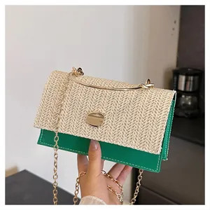 Sac à main tressé tendance avec poignée métallique et chaîne, élégant sac bandoulière rétro.