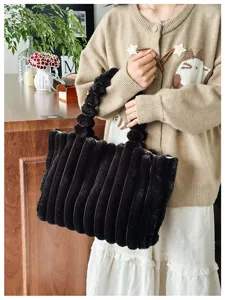 Stylish winter faux fur tote bag for women, large capacity fluffy handbag and shoulder bag.