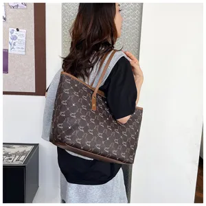 Detailed side view of a vintage large-capacity women's shoulder tote bag for daily commute.