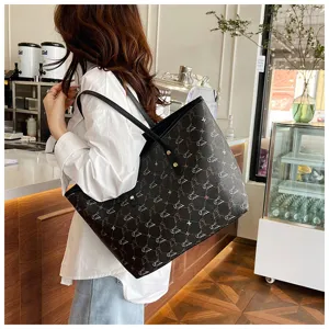 Large capacity retro tote bag for women, stylish single shoulder commuting bag with chic pattern.