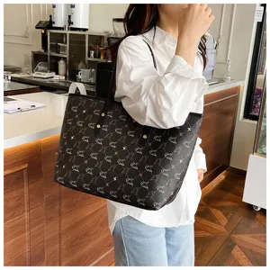 Stylish large capacity women tote bag retro shoulder commuting bag for everyday use