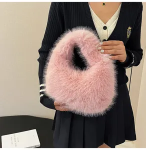 Vista dettagliata di una borsa in pelliccia sintetica rosa, con morbida consistenza e design chic.