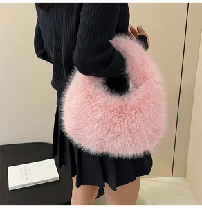 Dettaglio borsa a mano dumpling in peluche rosa con morbida pelliccia sintetica e stile quotidiano.