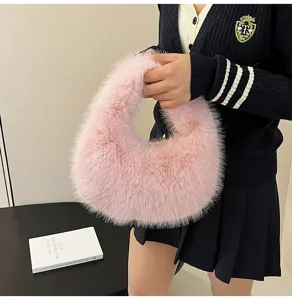 Vista dettagliata della borsa a mano in peluche rosa da donna, borsa invernale.