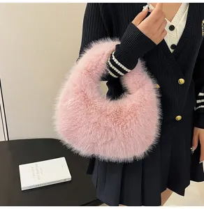 Dettaglio borsa hobo peluche rosa, morbida texture pelliccia sintetica, stile moda inverno.