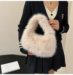 Vista dettagliata della borsa a mano peluche da donna, elegante borsa invernale in pelliccia.