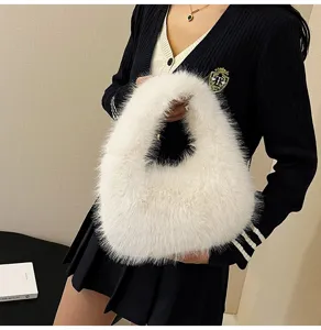 Borsa a mano soffice peluche bianca per donna, elegante borsa a sacco invernale chic.