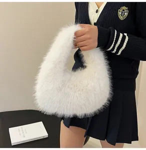 Borsa hobo soffice bianca dettaglio, borsa a mano in peluche dumpling per donna moda inverno.