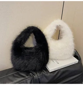 Vista dettagliata di eleganti borse in pelliccia sintetica, borse in peluche nero e bianco.
