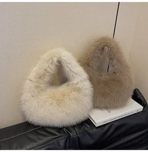 Vista dettagliata della borsa in peluche con texture in eco-pelliccia, accessorio autunno inverno.