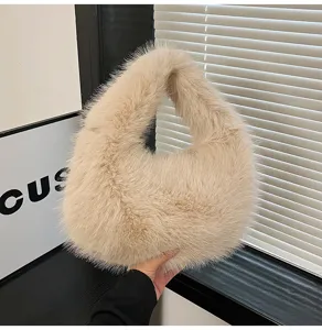 Primo piano dettagliato della borsa a sacco soffice in pelliccia sintetica beige autunno.