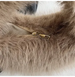 Primo piano dettagliato della borsa in peluche soffice con consistenza morbida e zip dorata.