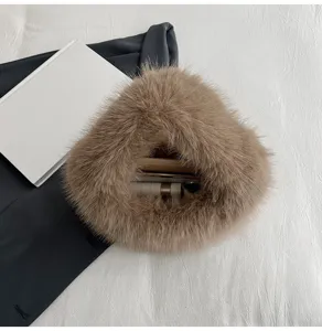Borsa a mano soffice in ecopelliccia marrone borsa invernale morbida dettaglio flat