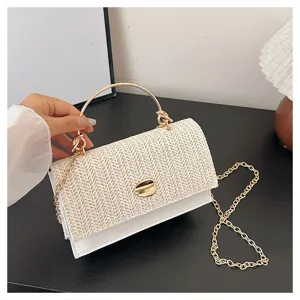 Vue détaillée du sac bandoulière tressé blanc chic avec poignée en métal et design élégant.