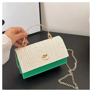 Vue detaillee de l'elegant sac a main tisse avec poignee metallique et chaine chic.