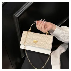 Petit sac carre texture avec poignee metallique et chaine, sac a main retro tendance.