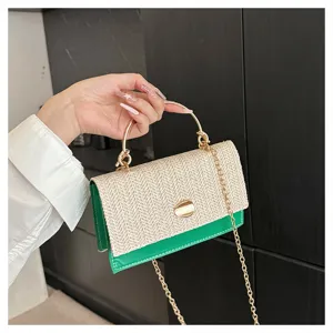 Tendance sac à main en paille tressée, élégant modèle bandoulière vert et beige chic.