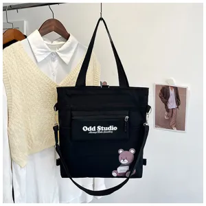 Detailansicht der schwarzen Segeltuchtasche, multifunktionale Umhängetasche mit Print.