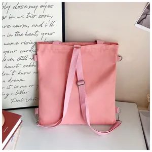 Detailansicht des rosa Canvas-Rucksacks mit verstellbaren Trägern und Metallbeschlägen.