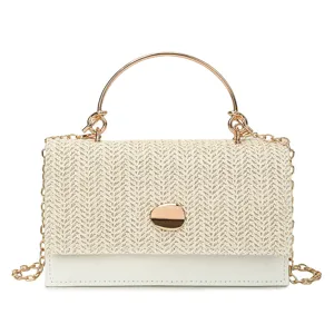 Sac à main en paille tissée et cuir avec poignée métallique et bandoulière chaîne femme.