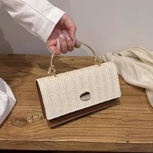 Élégant sac à main tissé avec poignée ronde en métal et chaîne pour les femmes branchées.