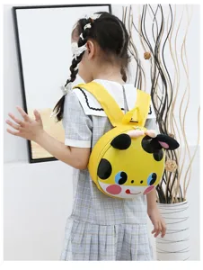 Kinder Cartoon Tier Rucksack Detail, süßes gelbes Eierschalen Design, bequeme Schultergurte.
