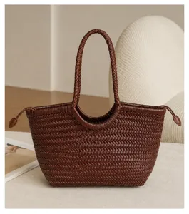 Close-up of the exquisite woven leather texture and braided handle details of the dark brown retro tote.