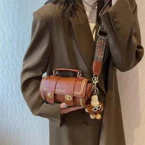 Retro braune Zylinder Handtasche für Damen, schicke PU Leder Umhängetasche mit breitem Gurt.