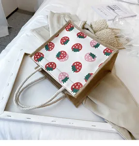 Süße Jute Leinen Tragetasche mit Erdbeer Muster, praktische Lunchtasche für Studenten Alltag.