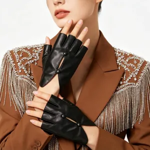 Detailansicht schwarzer PU-Leder Halbfingerhandschuhe im Punk-Stil mit schicken Knöpfen.