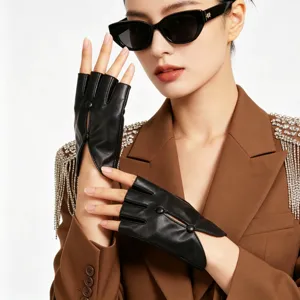 Nahaufnahme von stylischen schwarzen PU-Leder Halbfingerhandschuhen am Model mit Blazer.
