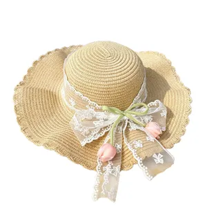 Elegante cappello di paglia con fiocco in pizzo francese da donna, protezione solare estiva spiaggia.