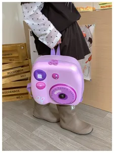 Detailansicht des lila Kinderrucksacks in Form einer Cartoon-Kamera aus EVA mit Hasen-Design.