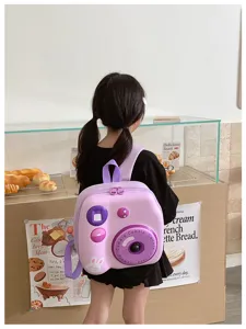 Kinder 3D Kamera EVA Hartschalen Rucksack Detailansicht, süßer lila Schulranzen für Kids.