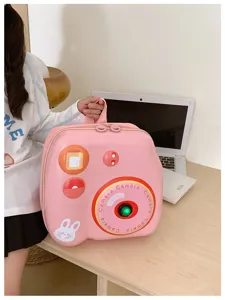 Detailansicht des rosa kameraförmigen EVA Kinderrucksacks für Schule und Freizeit neu.