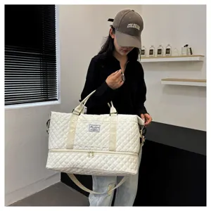 Große gesteppte Reisetasche mit Bodenfach, leichtes Weekender Bag für Damen und Herren.