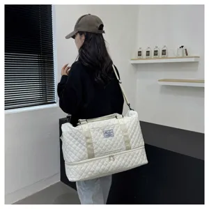 Grosse gesteppte Reisetasche mit Bodenfach und verstellbarem Schultergurt fur Damen.