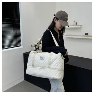 Weiß gesteppte große Reisetasche Detailansicht, Lifestyle-Szene zeigt bequemes Tragen über der Schulter.