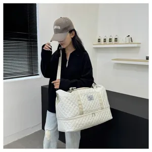 Grosse gesteppte Reisetasche mit Bodenfach und bequemen Schultergurten fuer Damen und Herren.