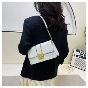 Elegante borsa a tracolla bianca da donna con motivo pietra, catena dorata e chiusura chic.