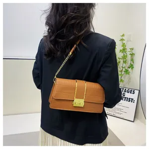 Elegante borsa a tracolla marrone con motivo pietra e catena dorata, vista dettaglio.