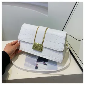 Vista dettagliata della elegante borsa a tracolla bianca con stampa coccodrillo e dettagli oro.
